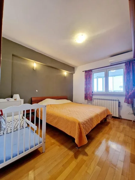 Nerva Traian, Timpuri Noi, metrou 3 min, 3 camere, centrala termica.